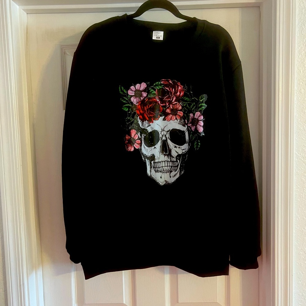 Nwot Black skull sweatshirt